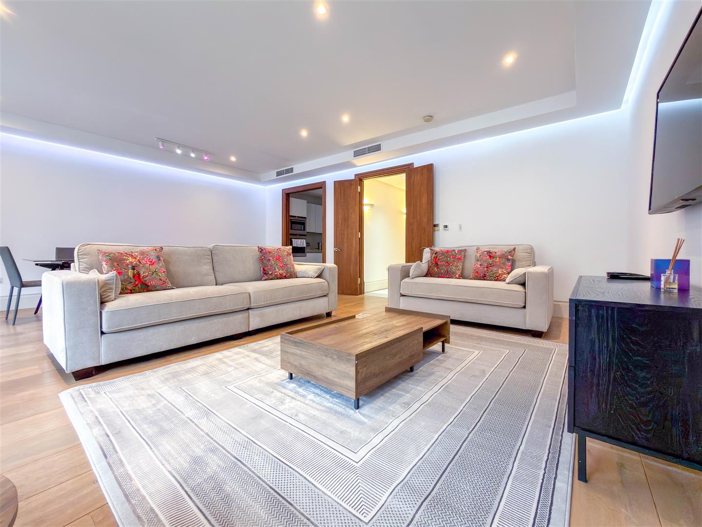 2 bed property in Mount Row, Mayfair